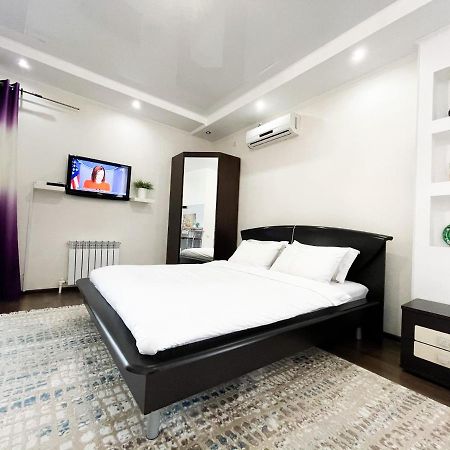 Apartments Pobedy Ayazhan อูรัลส์ค ภายนอก รูปภาพ